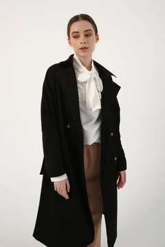 Bir model, Allday toptan giyim markasının 7771 - Modest Trenchcoat - Black toptan Trençkot ürününü sergiliyor.