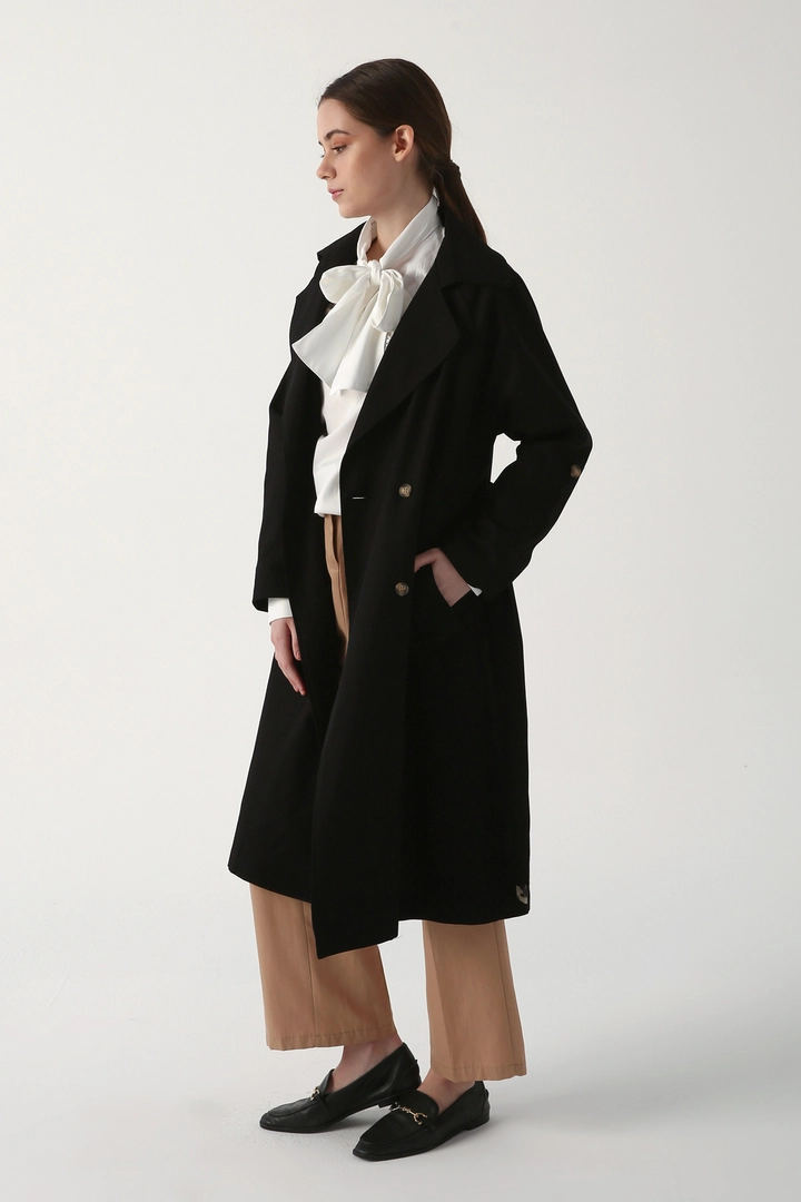 Ein Bekleidungsmodell aus dem Großhandel trägt 7771 - Modest Trenchcoat - Black, türkischer Großhandel Trenchcoat von Allday