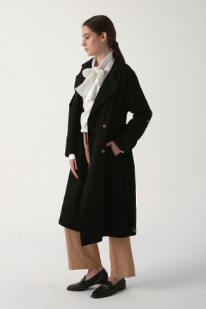 A model wears 7771 - Modest Trenchcoat - Black, wholesale undefined of Allday to display at Lonca
