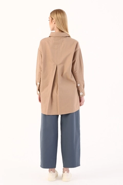 Ένα μοντέλο χονδρικής πώλησης ρούχων φοράει 7797 - Modest Jacket - Beige, τούρκικο Μπουφάν χονδρικής πώλησης από Allday