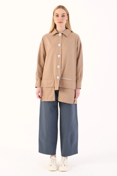 Bir model, Allday toptan giyim markasının 7797 - Modest Jacket - Beige toptan Ceket ürününü sergiliyor.