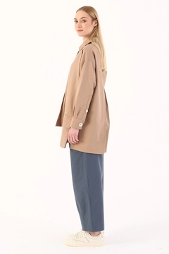 Bir model, Allday toptan giyim markasının 7797 - Modest Jacket - Beige toptan Ceket ürününü sergiliyor.