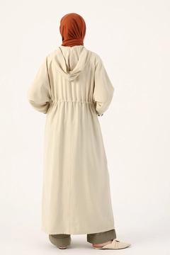 Una modella di abbigliamento all'ingrosso indossa 7700 - Modest Abaya - Stone, vendita all'ingrosso turca di Abaya di Allday