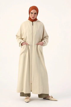 Ένα μοντέλο χονδρικής πώλησης ρούχων φοράει 7700 - Modest Abaya - Stone, τούρκικο Αμπάγια χονδρικής πώλησης από Allday