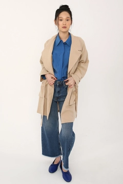 Bir model, Allday toptan giyim markasının 7962 - Modest Jacket - Beige toptan Ceket ürününü sergiliyor.