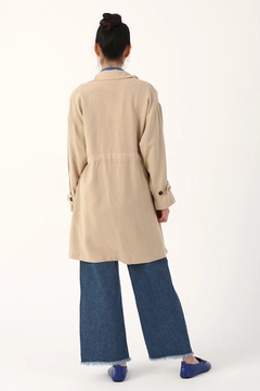 Ein Bekleidungsmodell aus dem Großhandel trägt 7962 - Modest Jacket - Beige, türkischer Großhandel Jacke von Allday