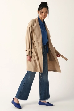 Una modella di abbigliamento all'ingrosso indossa 7962 - Modest Jacket - Beige, vendita all'ingrosso turca di Giacca di Allday