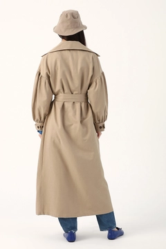 Una modella di abbigliamento all'ingrosso indossa 7983 - Modest Abaya - Stone, vendita all'ingrosso turca di Abaya di Allday