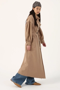 Ein Bekleidungsmodell aus dem Großhandel trägt 7984 - Modest Abaya - Dark Beige, türkischer Großhandel Abaya von Allday