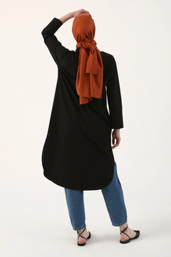 Модел на дрехи на едро носи 8090 - Modest Shirt Tunic - Black, турски едро Туника на Allday