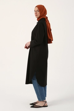 Ένα μοντέλο χονδρικής πώλησης ρούχων φοράει 8090 - Modest Shirt Tunic - Black, τούρκικο τουνίκ χονδρικής πώλησης από Allday