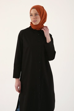 Een kledingmodel uit de groothandel draagt 8090 - Modest Shirt Tunic - Black, Turkse groothandel Tuniek van Allday