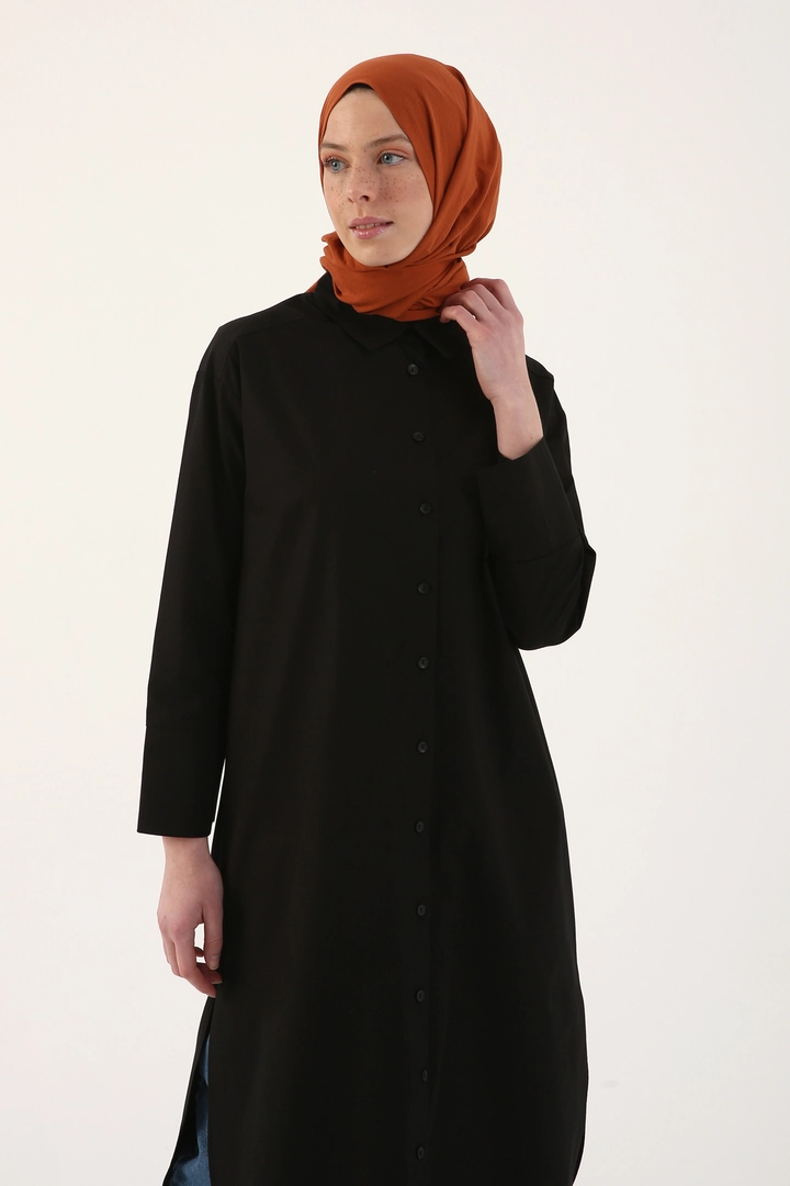 Bir model, Allday toptan giyim markasının 8090 - Modest Shirt Tunic - Black toptan Tunik ürününü sergiliyor.