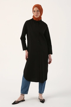 Una modella di abbigliamento all'ingrosso indossa 8090 - Modest Shirt Tunic - Black, vendita all'ingrosso turca di Tunica di Allday
