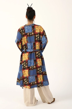 Una modelo de ropa al por mayor lleva 8001 - Modest Kimono - Black Blue, Kimono turco al por mayor de Allday