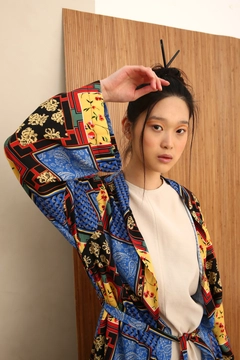 Bir model, Allday toptan giyim markasının 8001 - Modest Kimono - Black Blue toptan Kimono ürününü sergiliyor.