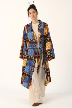 Bir model, Allday toptan giyim markasının 8001 - Modest Kimono - Black Blue toptan Kimono ürününü sergiliyor.