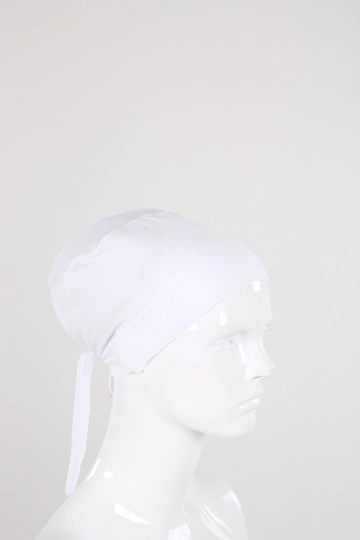 Bir model, Allday toptan giyim markasının  Tesettür Bone - Beyaz
 toptan Bone ürününü sergiliyor.