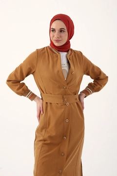 Una modelo de ropa al por mayor lleva 8110 - Modest Coat - White Coffee, Abrigo turco al por mayor de Allday