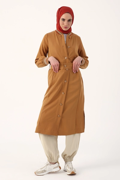 A model wears 8110 - Modest Coat - White Coffee, wholesale Coat of Allday to display at Lonca