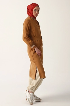 Una modelo de ropa al por mayor lleva 8110 - Modest Coat - White Coffee, Abrigo turco al por mayor de Allday