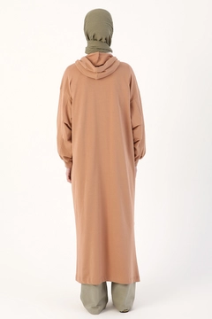 Bir model, Allday toptan giyim markasının 8117 - Modest Abaya - Dark Beige toptan Ferace ürününü sergiliyor.