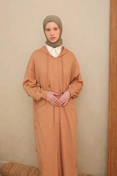 Una modelo de ropa al por mayor lleva 8117 - Modest Abaya - Dark Beige, Abaya turco al por mayor de Allday