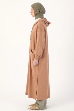 Bir model, Allday toptan giyim markasının 8117 - Modest Abaya - Dark Beige toptan Ferace ürününü sergiliyor.