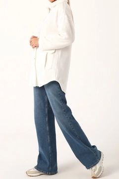 Ένα μοντέλο χονδρικής πώλησης ρούχων φοράει 8351 - Modest Jacket - Ecru, τούρκικο Μπουφάν χονδρικής πώλησης από Allday
