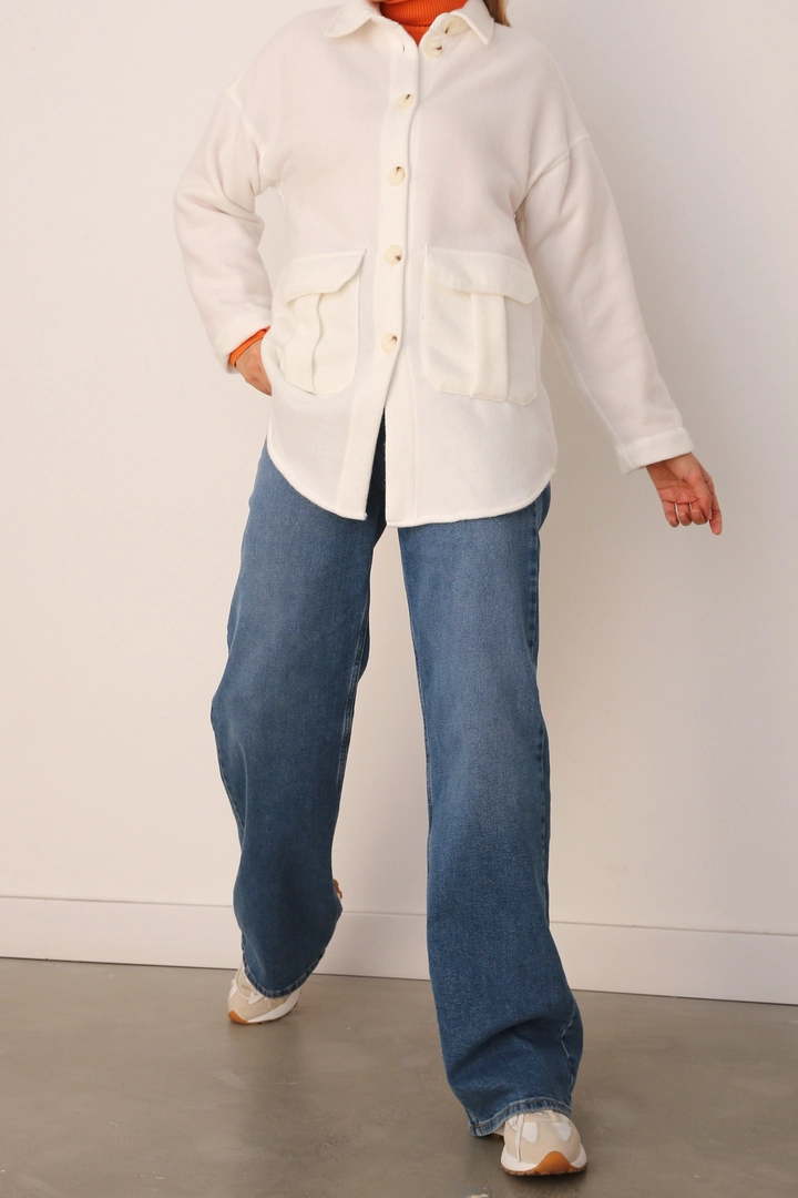 Una modella di abbigliamento all'ingrosso indossa 8351 - Modest Jacket - Ecru, vendita all'ingrosso turca di Giacca di Allday