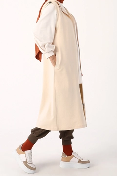Una modella di abbigliamento all'ingrosso indossa 8496 - Modest Vest - New Beige, vendita all'ingrosso turca di Veste di Allday