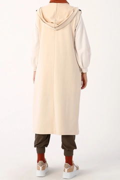 Ένα μοντέλο χονδρικής πώλησης ρούχων φοράει 8496 - Modest Vest - New Beige, τούρκικο Αμάνικο μπλουζάκι χονδρικής πώλησης από Allday