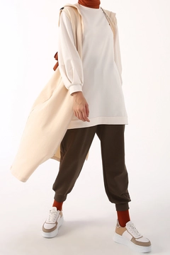Una modella di abbigliamento all'ingrosso indossa 8496 - Modest Vest - New Beige, vendita all'ingrosso turca di Veste di Allday