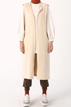 Una modelo de ropa al por mayor lleva 8496 - Modest Vest - New Beige, Chaleco turco al por mayor de Allday