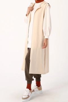 Модель оптовой продажи одежды носит 8496 - Modest Vest - New Beige, турецкий оптовый товар Жилет от Allday.