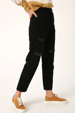 Bir model, Allday toptan giyim markasının 8434 - Modest Jean Pants - Black toptan Pantolon ürününü sergiliyor.