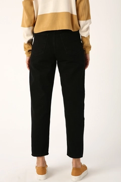 Ein Bekleidungsmodell aus dem Großhandel trägt 8434 - Modest Jean Pants - Black, türkischer Großhandel Hose von Allday