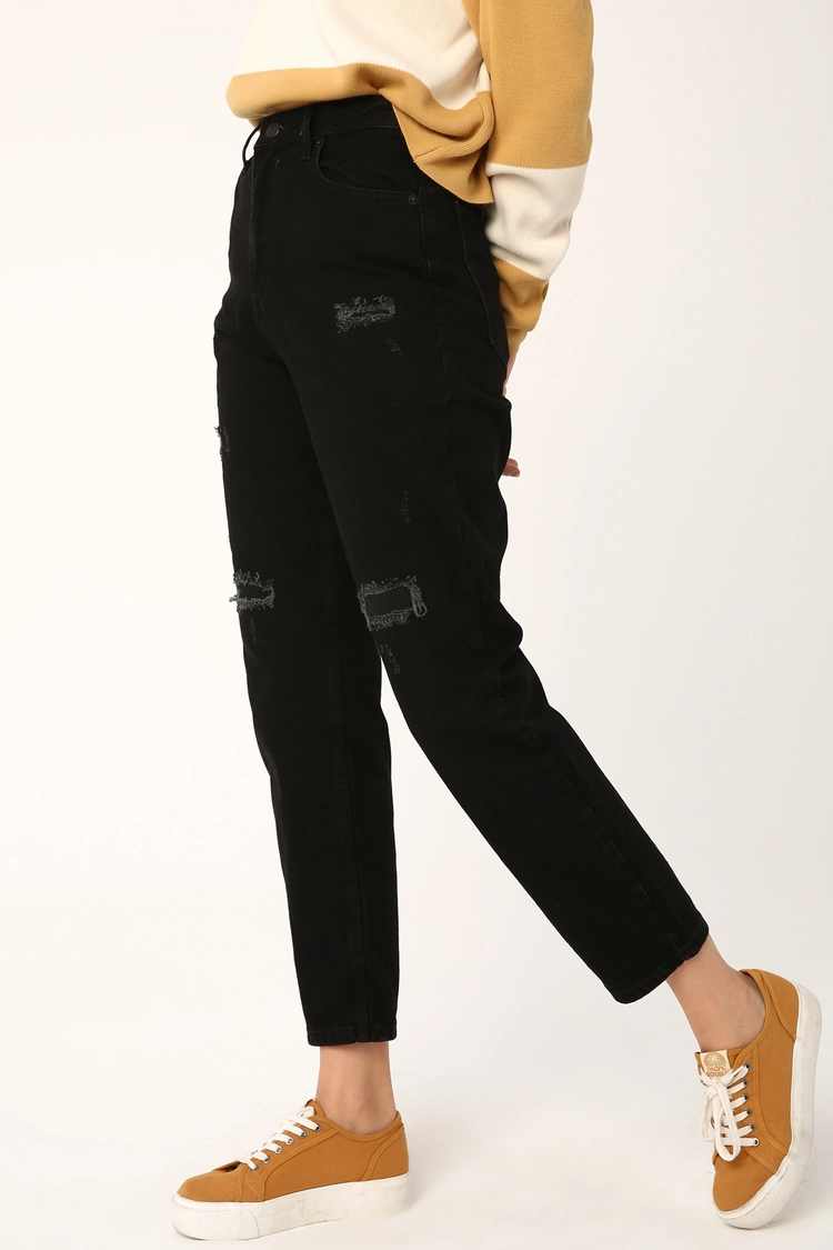 A model wears 8434 - Modest Jean Pants - Black, wholesale Pants of Allday to display at Lonca