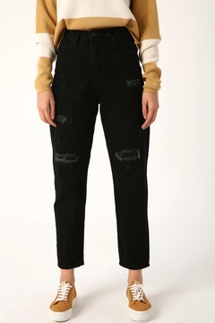 Una modella di abbigliamento all'ingrosso indossa 8434 - Modest Jean Pants - Black, vendita all'ingrosso turca di Pantaloni di Allday