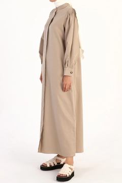 Een kledingmodel uit de groothandel draagt 8557 - Modest Abaya - Stone, Turkse groothandel Abaya van Allday