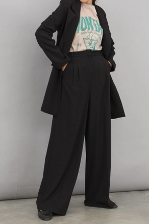 A model wears 8531 - Modest Jacket - Black, wholesale undefined of Allday to display at Lonca
