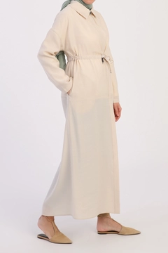 Una modella di abbigliamento all'ingrosso indossa 8746 - Modest Abaya - Stone, vendita all'ingrosso turca di Abaya di Allday