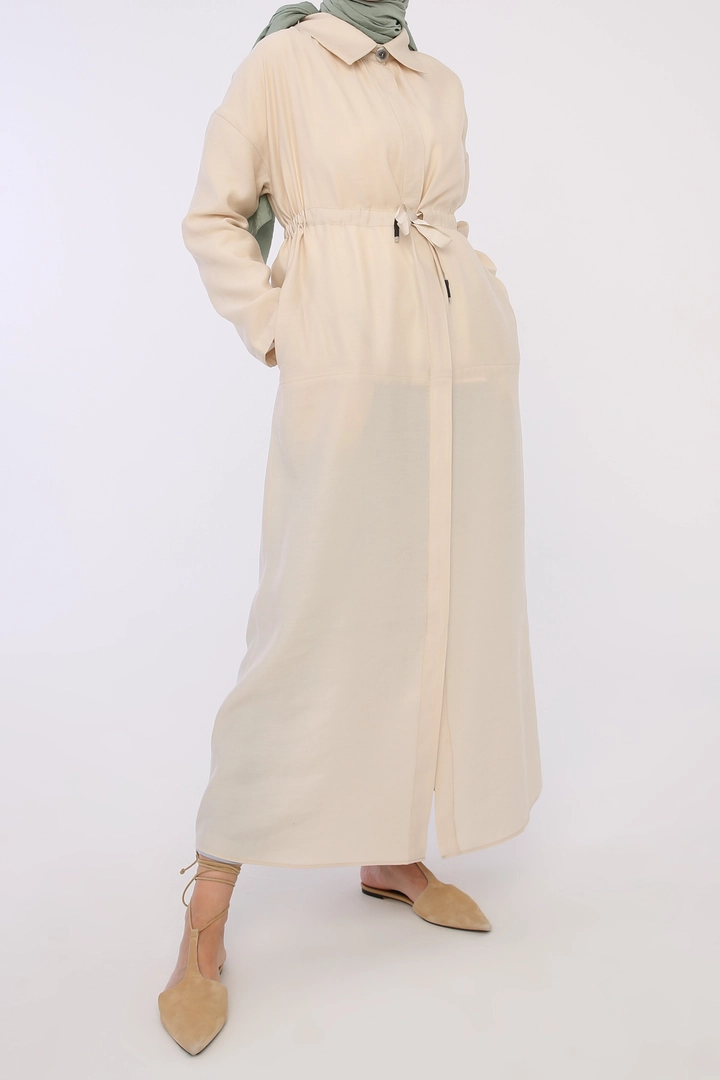 Una modella di abbigliamento all'ingrosso indossa 8746 - Modest Abaya - Stone, vendita all'ingrosso turca di Abaya di Allday
