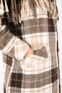 Una modella di abbigliamento all'ingrosso indossa 8882 - Modest Tartan Jacket - Brown Ecru, vendita all'ingrosso turca di Giacca di Allday