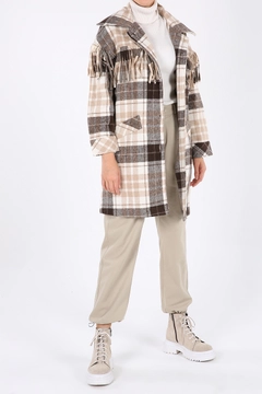 Una modella di abbigliamento all'ingrosso indossa 8882 - Modest Tartan Jacket - Brown Ecru, vendita all'ingrosso turca di Giacca di Allday