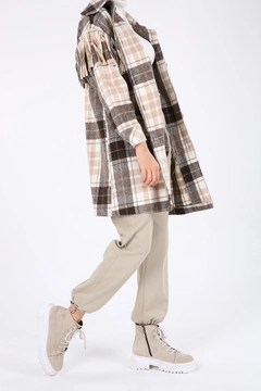 Een kledingmodel uit de groothandel draagt 8882 - Modest Tartan Jacket - Brown Ecru, Turkse groothandel Jasje van Allday