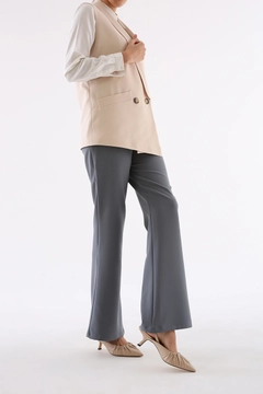 Una modella di abbigliamento all'ingrosso indossa 8827 - Modest Vest - Beige, vendita all'ingrosso turca di Veste di Allday