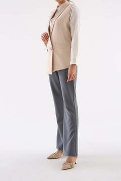 Ένα μοντέλο χονδρικής πώλησης ρούχων φοράει 8827 - Modest Vest - Beige, τούρκικο Αμάνικο μπλουζάκι χονδρικής πώλησης από Allday