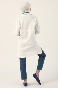 Bir model, Allday toptan giyim markasının 9428 - Modest Scuba Coat - Ecru toptan Kaban ürününü sergiliyor.