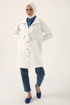 Una modella di abbigliamento all'ingrosso indossa 9428 - Modest Scuba Coat - Ecru, vendita all'ingrosso turca di Cappotto di Allday